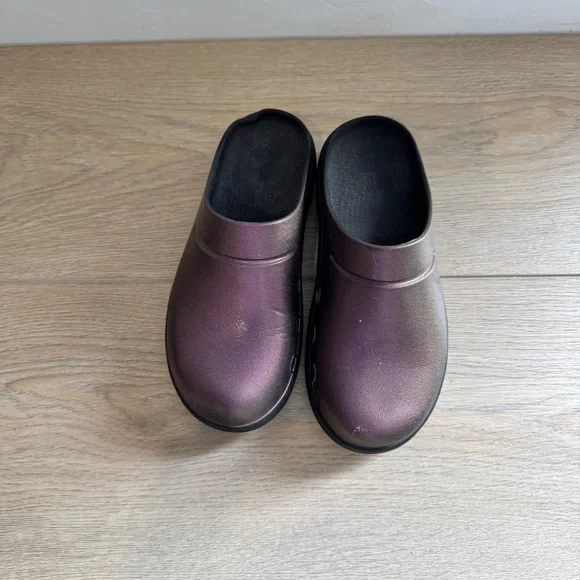 OOFOS Shimmering Bronze Mules - Picture 2 of 6